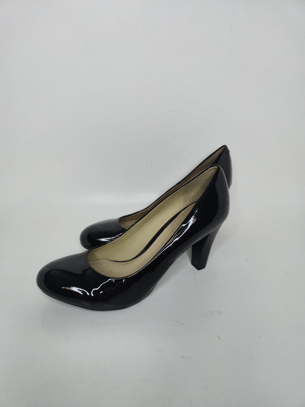 Geox Ladies Black Patent Round-Toe Heels Size 35